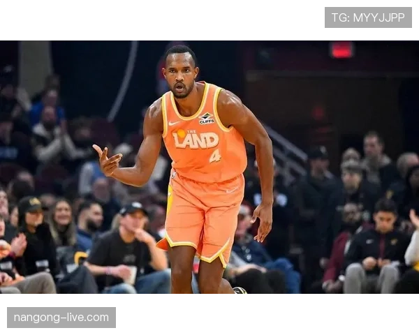 埃文·莫布里利用内线掩护有效拉开空间，提升关键时刻防守影响力