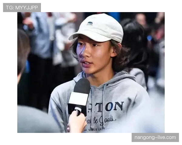 苏翊鸣训练完直接去片场换装，这哪是运动员啊