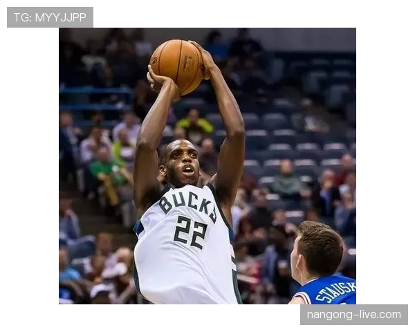 米德尔顿无球跑动效率提升，成雄鹿外线关键支点