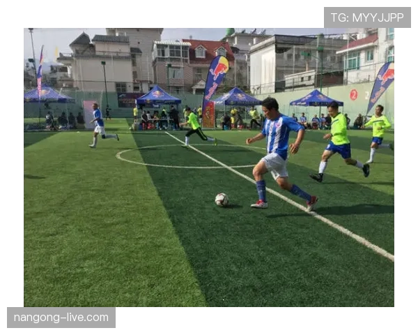 裁判哨音在足球比赛中的作用及判罚触发规则解析